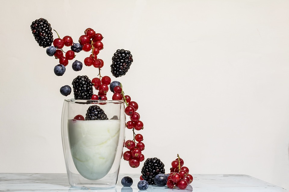Bílý jogurt lze dochutit ovocem