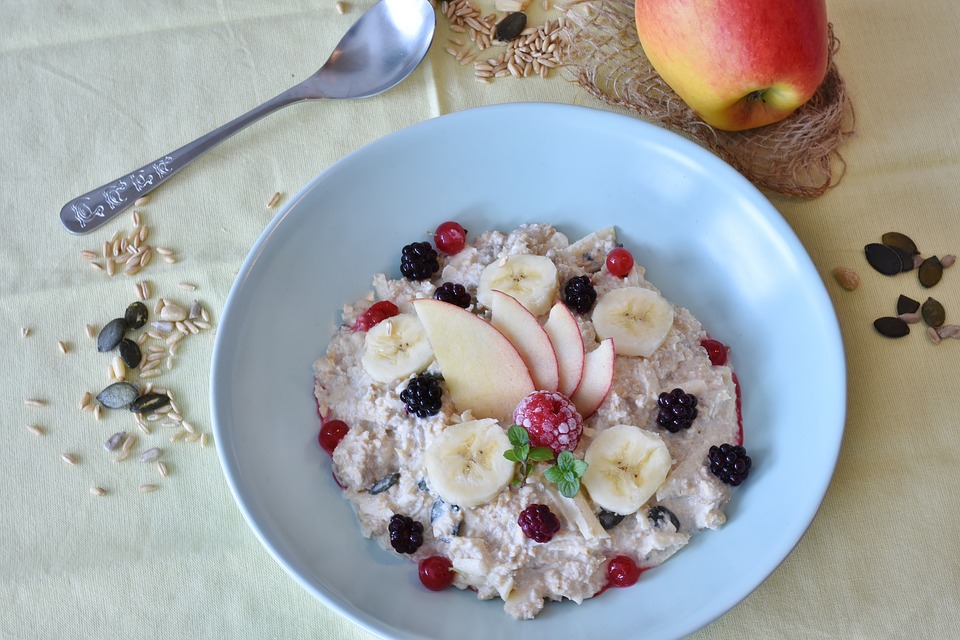 Kaše doplněná semínky ovocem a jogurtem je ideální zdravá snídaně